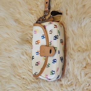 Dooney & Bourke wristlet.  Super cute 😍